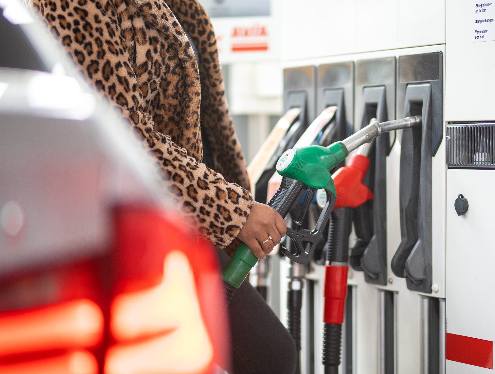 Klant pakt tankpistool | AVIA Marees