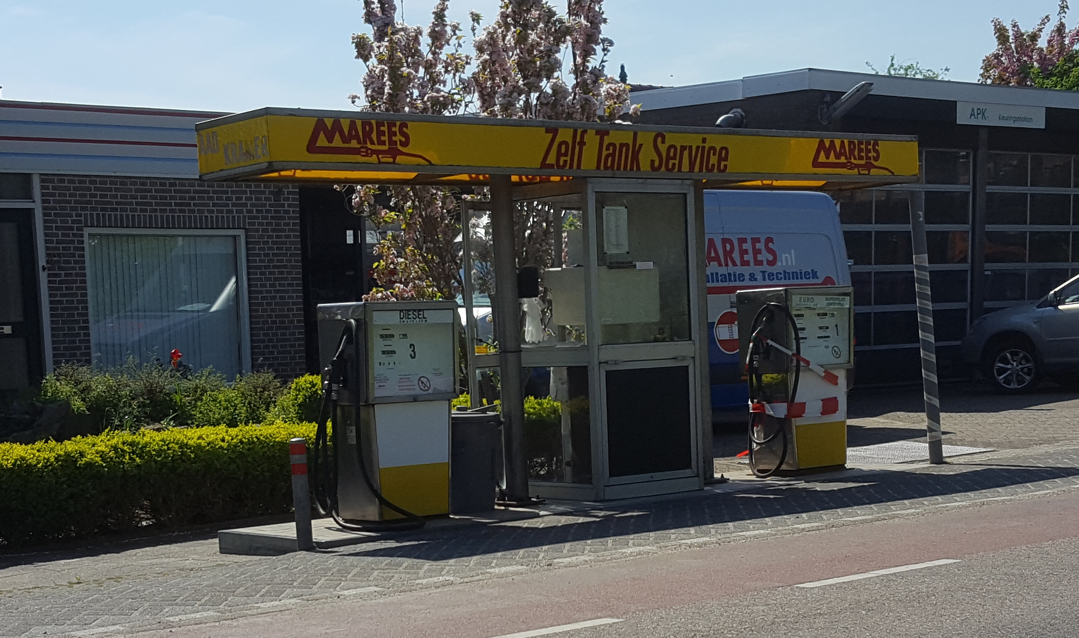 AVIA | Marees & Kistemaker | Gele bezinepomp