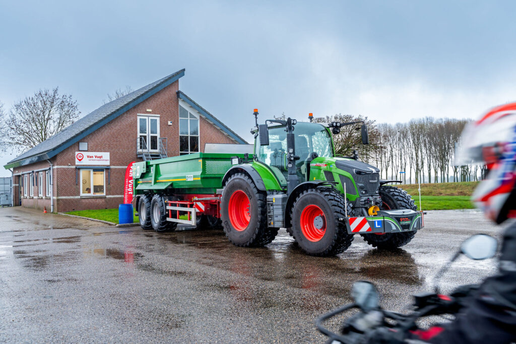 Groene trekker die wordt gebruikt voor rijlessen