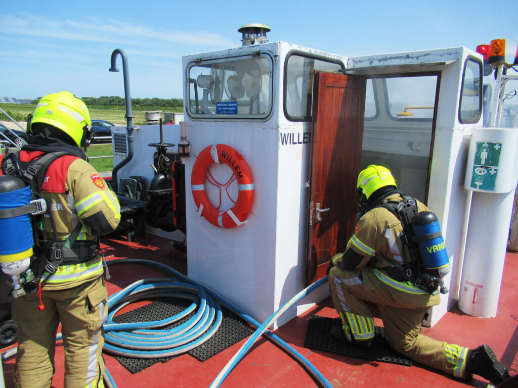 Brandweeroefening op de Willem | AVIA Marees