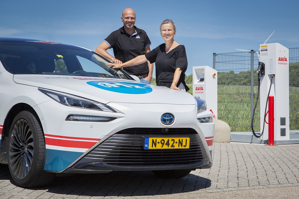Dick-Jan en Marion Marees bij waterstofauto